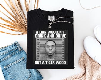 Ein Löwe würde nicht trinken und fahren, aber ein Tiger Woods T-Shirt, Tiger Woods Back 2 Back Mugshot Shirt, lustiges Golf-T-Shirt, 2026 DUI Mugshot Unisex T-Shirt