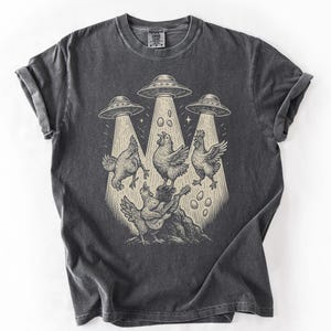 Maglietta divertente con chitarra UFO di pollo, maglietta grafica, top in stile vintage, maglietta originale, abbigliamento retrò, regalo unico con simpatica maglietta con faccia di pollo - Kawai