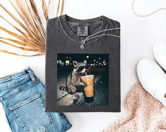 Camiseta divertida de mapache tomando café helado, camiseta con meme de animales, camiseta de mapache amante del café, camiseta de mapache tomando café helado