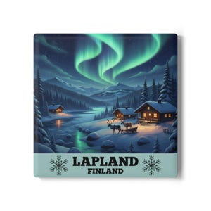 Op de afbeelding: Een vierkante magneet met een winterlandschap met een rivier, hutten en rendieren onder het noorderlicht. De tekst "LAPLAND FINLAND" staat onderaan, met sneeuwvlokontwerpen aan weerszijden.