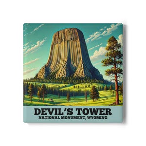 Könnte beinhalten: Quadratischer Magnet mit einer Illustration des Devil's Tower National Monument in Wyoming. Das Bild zeigt den Turm mit einer grünen Landschaft, Bäumen und einem blauen Himmel mit Wolken. Der Text "DEVIL'S TOWER NATIONAL MONUMENT, WYOMING" steht unten.
