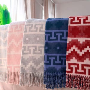 Manta de lana de alpaca de 56 x 72 pulgadas / Diseño geométrico andino reversible, Perú