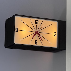 Meridian Kabellose, beleuchtete, doppelseitige Wanduhr im Vintage-Look | Kabelloses Design im Mid-Century-Modern-Retro-Stil