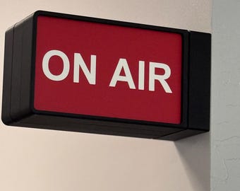 ON AIR ポッドキャスター ワイヤレス照明付き壁掛けサイン | 両面印刷 | 英語、フランス語、スペイン語対応