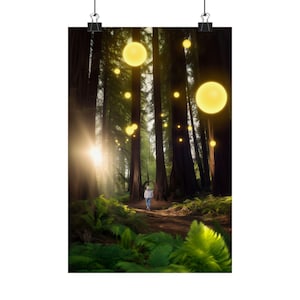 Könnte beinhalten: Eine Person geht durch einen Wald mit leuchtenden Kugeln, die an den Bäumen hängen. Der Wald ist üppig und grün mit hohen Bäumen. Die Kugeln sind leuchtend gelb und erzeugen eine magische Atmosphäre.