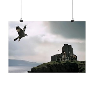 Puede incluir: Un halcón vuela sobre un acantilado rocoso con un castillo medieval en la cima. Un grupo de personas con ropa medieval se encuentra frente al castillo.