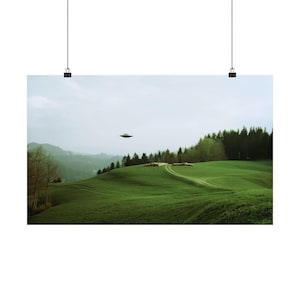 Könnte beinhalten: Ein grünes Grasfeld mit einem Feldweg, der zu einer kleinen Gruppe von Bäumen führt. Ein fliegendes Untertasse ist am Himmel über dem Feld zu sehen.