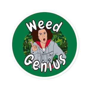 Op de afbeelding: Een groene ronde sticker met witte tekst die "Weed Genius" zegt en een cartoonafbeelding van een persoon met krullend bruin haar, die een grijs jack en een rood shirt draagt en een sigaret vasthoudt.