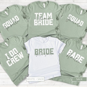 Puede incluir: Seis camisetas de color verde salvia y blanco con texto que dice "Team Olivia Bride", "Squad Isabella", "Squad Jaquita", "I Do Sarah Crew", "Babe Amelia" y "Bride Ms. Smith".