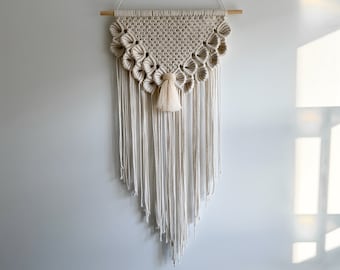 Tapiz de pared de macramé de algodón hecho a mano, estilo bohemio con flecos neutros.