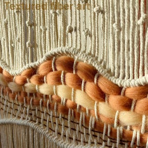 質感のあるファイバーアートの壁掛け、彫刻的なマクラメタペストリー、ニュートラルなボヘミアン風の壁飾り、手作りのテキスタイルアート、存在感のある壁掛け作品