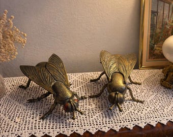 Vintage messing vliegensculpturen, paar met beweegbare vleugels, decoratieve verzamelobjecten, rariteitenkabinet, Hollywood Regency statement set van 2