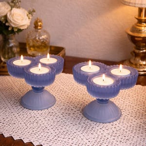 Juego de 2 portavelas vintage de cristal opalino morado, portavelas de pedestal con relieve, decoración romántica estilo cottagecore, cristal estilo Fenton.