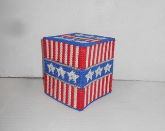 Caja de pañuelos patriótica con estrellas.