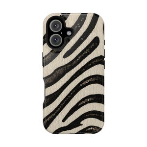 Pode incluir: Um conjunto de três canecas de cerâmica com acabamento manchado e fosco. As canecas são em tons de creme, cinza claro e cinza escuro. Cada caneca tem um design simples e minimalista.