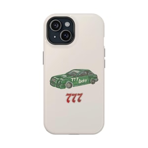 Pode incluir: Capa branca para iPhone com uma ilustração de carro verde e o texto "777 Lucky", além do número "777" em vermelho. O design do carro é um desenho detalhado de um carro clássico.
