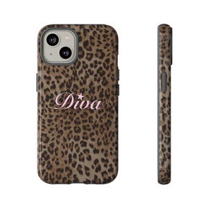 Peut inclure: Coque de téléphone à motif léopard. Le motif présente des taches marron et beige, avec le mot "Diva" en rose. L'image montre le devant et le côté de la coque.