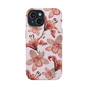 Pode incluir: Uma capa de telefone com um padrão floral. A capa apresenta um fundo rosa claro com um padrão repetido de lírios rosa e laranja. Os lírios têm pétalas detalhadas e estames escuros, criando um design vibrante.