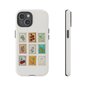 Pode incluir: Capa de telefone branca com um design colorido de nove selos postais que representam várias frutas e vegetais. Cada selo tem uma borda de cor diferente e um número no canto superior.