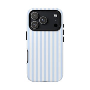 Pode incluir: Uma capa de smartphone com um padrão de listras azuis claras e brancas. A capa tem um módulo de câmera preto com três lentes e um flash. A capa foi projetada para caber em um smartphone.