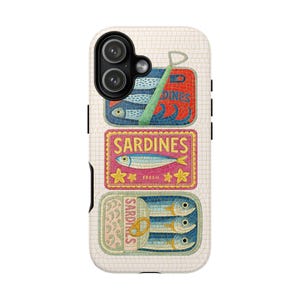 Pode incluir: Capa de telemóvel com um design de sardinhas. O design inclui três latas de sardinhas com a palavra "SARDINES" numa fonte decorativa. As latas são vermelhas, azuis e rosa, com um fundo de mosaico.