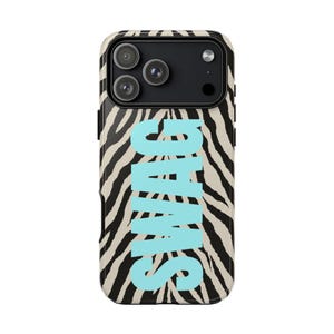 Op de afbeelding: Een smartphonehoesje met een zwart en beige zebrastreeppatroon op de achterkant. Het woord SWAG is verticaal in grote, lichtblauwe hoofdletters over het midden van het zebramotief gedrukt, met een zwart cameramodule aan de bovenzijde.