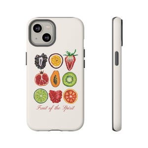 Pode incluir: Uma capa branca para iPhone com um design de frutas coloridas e o texto "Fruit of the Spirit".