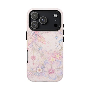 Pode incluir: Uma capa de telefone com um design floral pastel. A capa apresenta um fundo rosa claro com ilustrações de flores, estrelas e outros elementos decorativos. A capa tem um módulo de câmera preto e botões laterais pretos.