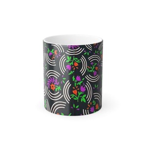 Taza con diseño floral que cambia de color
