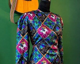 Blusa vintage con estampado ecuestre de los años 80 / Top de manga abullonada con estampado de caballos / Nicola Talla 6 / Camisa vintage en tonos joya / Blusa llamativa para mujer