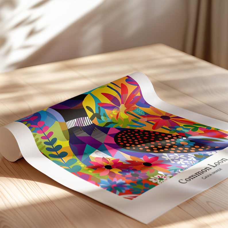 Pode incluir: Impress&atilde;o de arte enrolada com uma ilustra&ccedil;&atilde;o colorida de um Common Loon com um fundo floral. A obra de arte usa formas geom&eacute;tricas e cores vibrantes, incluindo vermelho, amarelo, azul e verde. A impress&atilde;o est&aacute; em um fundo branco e &eacute; exibida em uma superf&iacute;cie de madeira.