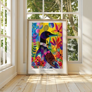 Pode incluir: Uma impress&atilde;o de arte emoldurada com uma ilustra&ccedil;&atilde;o colorida de um Mobelha-grande. A obra de arte mostra a ave em meio a flores vibrantes e formas abstratas, com um fundo amarelo. A impress&atilde;o &eacute; exibida em uma sala com luz natural.