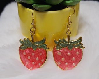 Handgemaakte aardbeienoorbellen: leuke harsfruitsieraden
