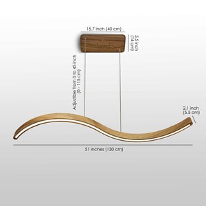 Puede incluir: Una l&aacute;mpara colgante de madera con forma de onda. La luz mide 130 cm de largo y 5,5 cm de ancho. El accesorio es ajustable de 0 a 115 cm. El soporte de techo de madera mide 40 cm de largo y 14 cm de ancho.