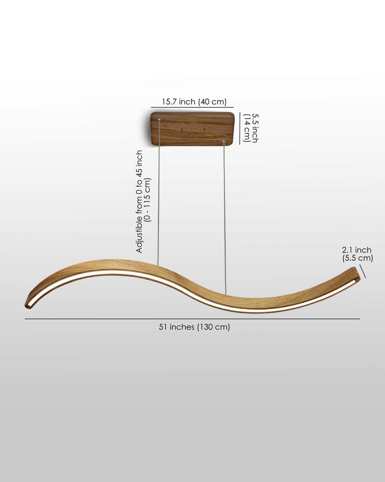 Puede incluir: Una l&aacute;mpara colgante de madera con forma de onda. La luz mide 130 cm de largo y 5,5 cm de ancho. El accesorio es ajustable de 0 a 115 cm. El soporte de techo de madera mide 40 cm de largo y 14 cm de ancho.