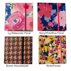 Pu&ograve; includere: Quattro quaderni quadrati con chiusure elastiche. In alto a sinistra: Lg Watercolor Floral con fiori rosa, blu e bianchi. In alto a destra: Navy/Pink/Blue Floral su sfondo blu scuro. In basso a sinistra: motivo pied-de-poule marrone. In basso a destra: uccelli e fiori su giallo.