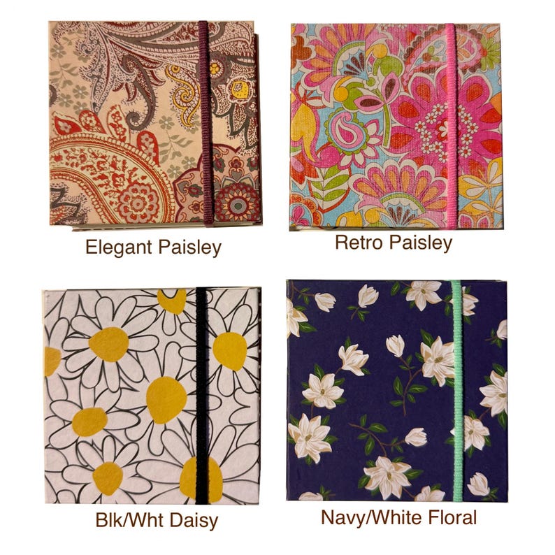 Pu&ograve; includere: Quattro quaderni quadrati con chiusure elastiche. In alto a sinistra: Elegant Paisley in marrone e crema. In alto a destra: Retro Paisley in rosa, arancione e verde. In basso a sinistra: Blk/Wht Daisy con centri gialli. In basso a destra: Navy/White Floral con fiori bianchi.