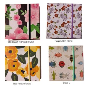 Pu&ograve; includere: Quattro quaderni quadrati con chiusure elastiche. In alto a sinistra: strisce bianche e nere con fiori rosa. In alto a destra: motivo floreale viola e rosso. In basso a sinistra: grandi fiori gialli. In basso a destra: vari insetti colorati.