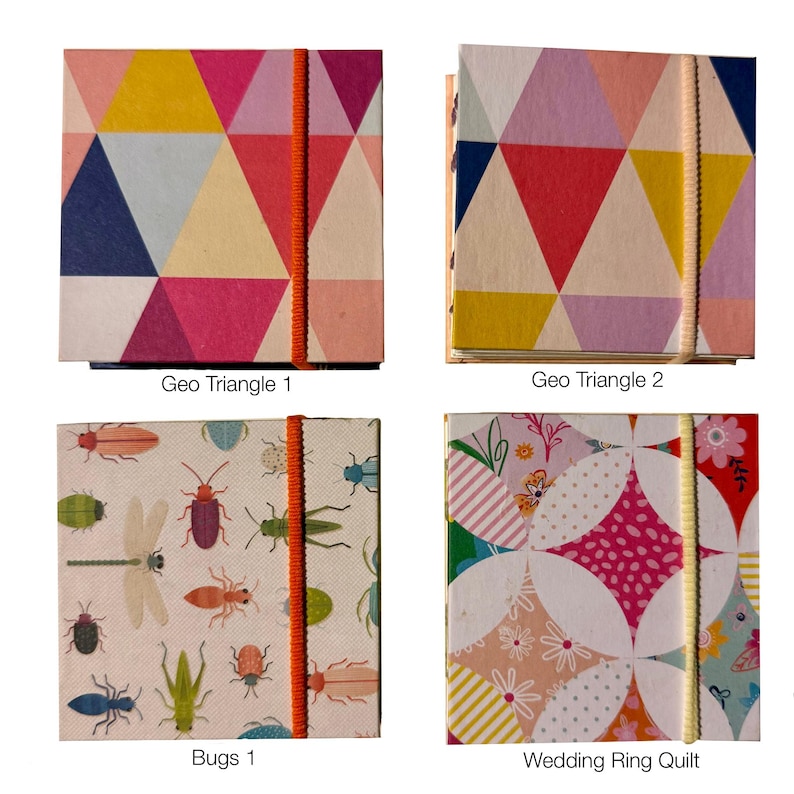 Pu&ograve; includere: Quattro quaderni quadrati con chiusure elastiche. Geo Triangle 1 presenta un motivo a triangoli multicolore con una fascia arancione. Geo Triangle 2 ha un design simile con una fascia color crema. Bugs 1 mostra vari insetti, e Wedding Ring Quilt mostra un motivo geometrico floreale con una fascia gialla.