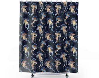 Può includere: Una tenda da doccia con un motivo ripetuto di meduse. Le meduse hanno campane traslucide, dai toni blu e tentacoli fluenti in tonalità di giallo e blu. Lo sfondo è blu navy scuro con piccoli punti bianchi.