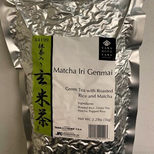Può includere: Un sacchetto di alluminio argentato di tè verde Matcha Iri Genmai Yama Moto Yama con riso tostato e matcha. Il sacchetto ha un'etichetta con il nome del prodotto, gli ingredienti e il peso netto di 1 kg (2,2 lb).