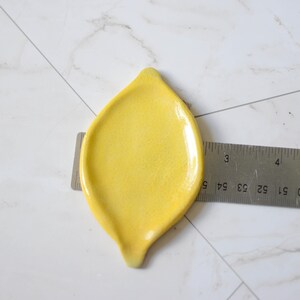 Handgefertigte Zitronen Löffel Ablage, Handbemalte Keramik Schmuckschale Bild 8