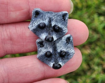 Pendientes de mapache hechos a mano, arcilla polimérica, acero inoxidable.