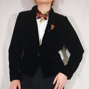 Kurtka damska Vintage z lat 80. i 90. z czarnego aksamitu marki Bonmarche. Elegancki, krótki żakiet w stylu grunge punk bolero z 1990 r. Dramatyczny, gotycki, boho chic z 1980 r.
