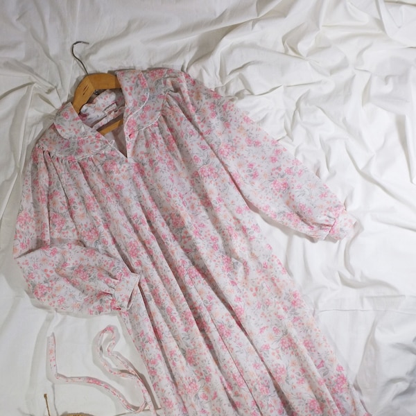 Chemise de nuit vintage Peignoir des années 40, 50 et 60. Chemise lingerie de nuit pour dormir à la maison. Robe chemise de nuit pour femme à motif floral et à manches longues