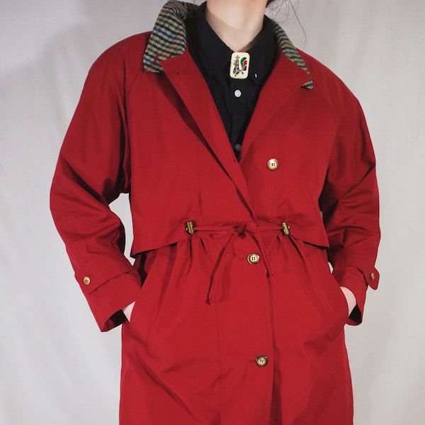Vintage 80er 90er Jahre Roter Oversized Herbst oder Frühling Trenchcoat. Retro Cottagecore Gemütlicher Trenchcoat mit Karierten Kragen. Damengröße S M oder XS.