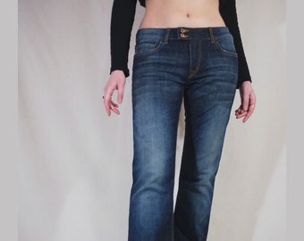 Y2K Ausgestelltes Jeans von David Bitton. Schlagen Jeans in Blau Low Medium Rise. Ausgeblichene Grunge 2000er 90er Jahre Bootcut Jeans Hose. Frauen Größe M oder L