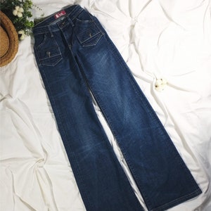 Y2K Jeans mit weitem Bein H&M. 2000er 00er Jahre Schlaghose in Dunkelblau Low Waist Medium Rise. Ausgeblichene ausgewaschene, abgenutzte 90er Jahre Denim Hose. Frauen Größe XS S Bild 1