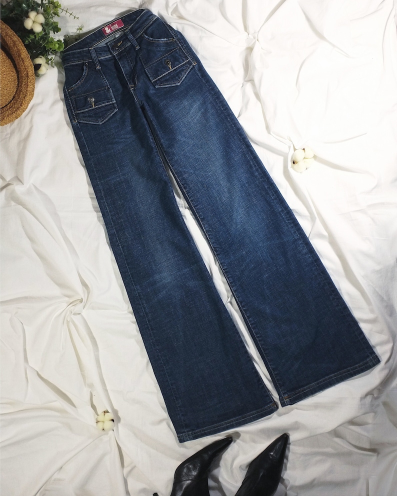 Y2K Jeans mit weitem Bein H&M. 2000er 00er Jahre Schlaghose in Dunkelblau Low Waist Medium Rise. Ausgeblichene ausgewaschene, abgenutzte 90er Jahre Denim Hose. Frauen Größe XS S Bild 1