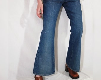 Vintage utsvängda jeans från Trade Mark från 2000-talet. Y2K silverglitterjeans med låg midja. Blå vintage-denimjeans från 90-talet i stil med Britney Spears. Storlek 10/M